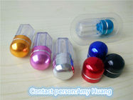 小さい薬のびんの赤く/青/紫色の帽子が付いているプラスチック薬瓶を空けて下さい