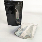 小さく黒いアルミ ホイルのコーヒー豆のプラスチック袋は包装袋をファスナーを絞める
