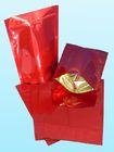 光沢のある明白で赤いホイルの袋の包装はコーヒー豆を擁護します