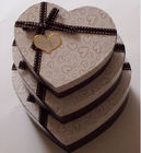 ハート形の装飾的な贅沢によってリサイクルされるギフトの紙箱、チョコレートのためのクリーム色の紙箱