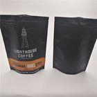 再使用可能なマットの黒いコーヒー豆のために包む袋のプラスチック袋を立てます