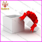 赤い絹のリボンが付いている流行の贅沢なギフトのボール紙の紙箱