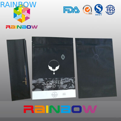 弁を草でおおうことのマットの黒い組置き活字コーヒー豆ホイルの袋の包装袋