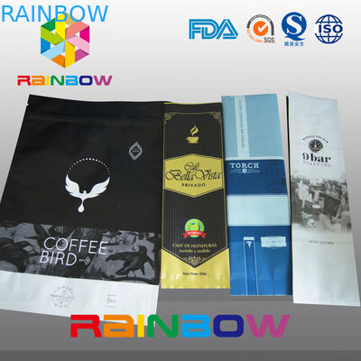 弁を草でおおうことのマットの黒い組置き活字コーヒー豆ホイルの袋の包装袋