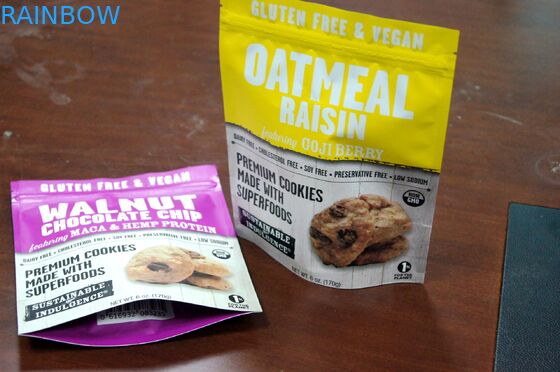 食品等級はジッパーのナット、スナックの貯蔵袋/ホイルによって並べられる乾燥した食糧袋を立てます