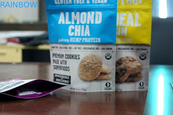 食品等級はジッパーのナット、スナックの貯蔵袋/ホイルによって並べられる乾燥した食糧袋を立てます