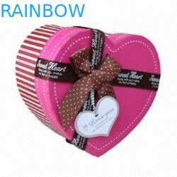 ハート形の装飾的な贅沢によってリサイクルされるギフトの紙箱、チョコレートのためのピンクの紙箱