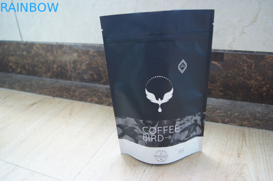 アルミ ホイルのコーヒー バッグを包む薄板にされた無光沢の黒いティーバッグ