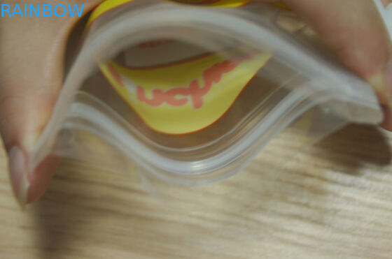 再使用可能な防水口の袋の包装は口が付いているジップ ロック式のベビーフードの袋を立てます