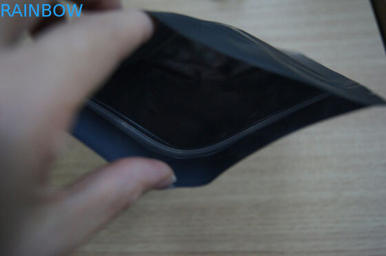 包むアルミ ホイルのティーバッグは/マットのジッパー ロックが付いている黒いプラスチック コーヒー バッグを立てます