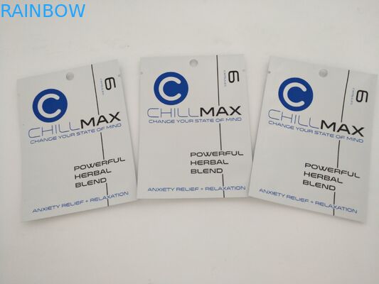 マットのアルミ ホイルのジッパーが付いている袋を包む男性の強化の丸薬