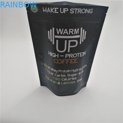 再使用可能なマットの黒いコーヒー豆のために包む袋のプラスチック袋を立てます