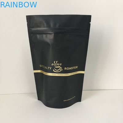 商標の金のロゴのアルミ ホイルの弁が付いている袋を包む並べられたプラスチック袋