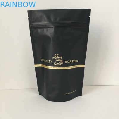 商標の金のロゴのアルミ ホイルの弁が付いている袋を包む並べられたプラスチック袋