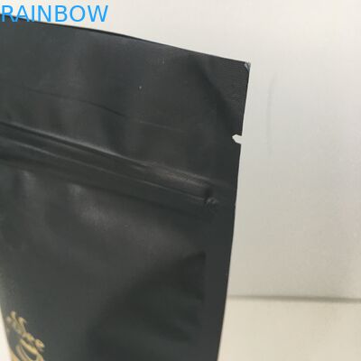 商標の金のロゴのアルミ ホイルの弁が付いている袋を包む並べられたプラスチック袋