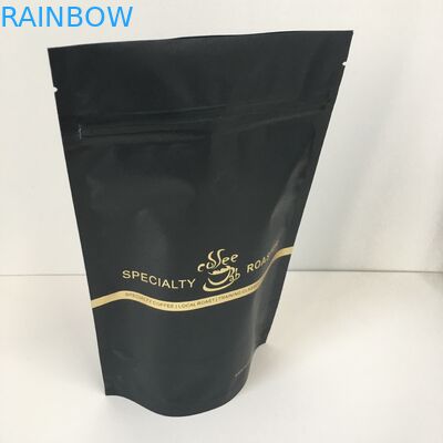 商標の金のロゴのアルミ ホイルの弁が付いている袋を包む並べられたプラスチック袋