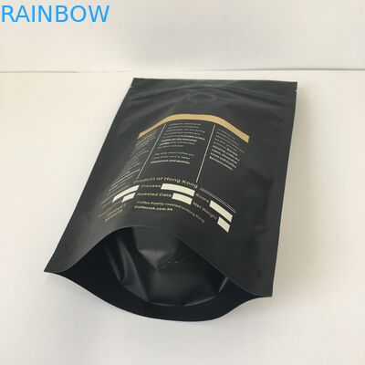 商標の金のロゴのアルミ ホイルの弁が付いている袋を包む並べられたプラスチック袋