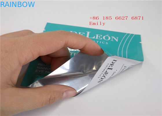 顔のマスクの化粧品の包装袋