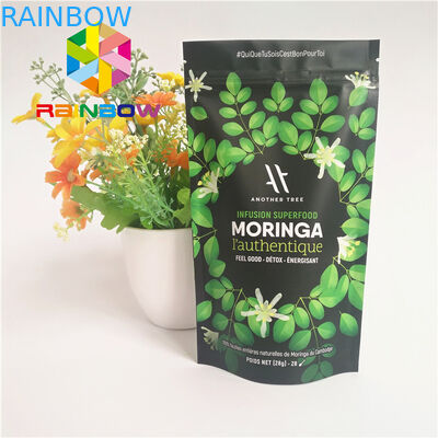 アルミ ホイルの並べられたMatchaの粉の緑茶袋を包むジップ ロック式のプラスチック袋を立てて下さい