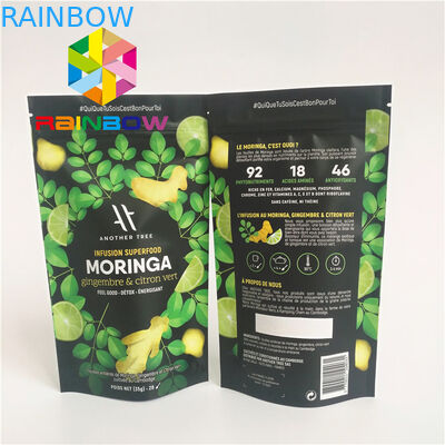 アルミ ホイルの並べられたMatchaの粉の緑茶袋を包むジップ ロック式のプラスチック袋を立てて下さい