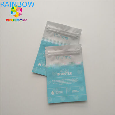 3つの側面によって密封される書類封筒の光沢のある表面を包む表面目マスクのプラスチック袋