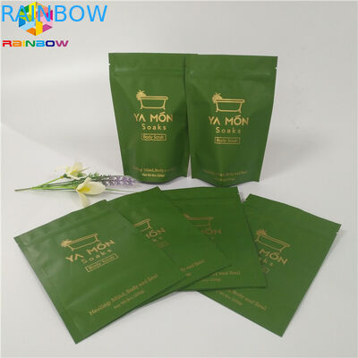 塩ホイルの袋の包装のジッパーの上はジップ ロック式のバス ソルト袋のアルミ ホイルを立てます