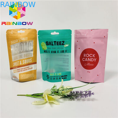 薄板になる食品等級のプラスチック袋の包装はジッパーの袋によってカスタマイズされるロゴを立てます