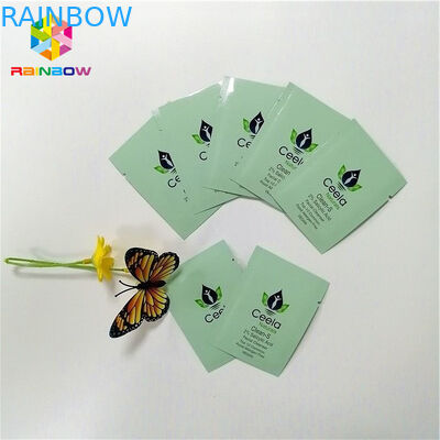 破損のノッチ6x9cmと開いた複数の着色されたパステル調のマイラー ホイルのヒート シール袋の上