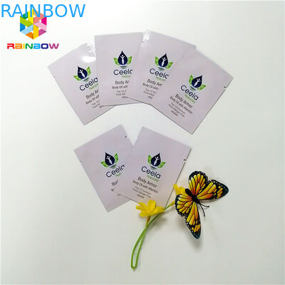 破損のノッチ6x9cmと開いた複数の着色されたパステル調のマイラー ホイルのヒート シール袋の上