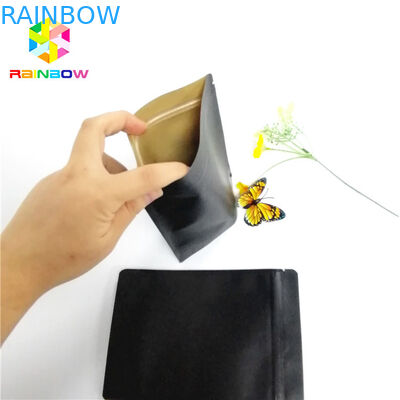 注文のロゴを包む黒いクラフト紙袋は袋の再生利用できるジッパー ロックを立てます