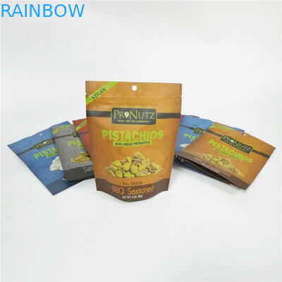 薄板にされたプラスチック袋の上のくだらない袋のカシュー ナッツの包装の立場