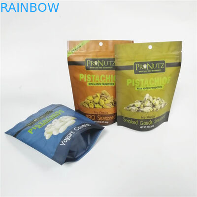 薄板にされたプラスチック袋の上のくだらない袋のカシュー ナッツの包装の立場