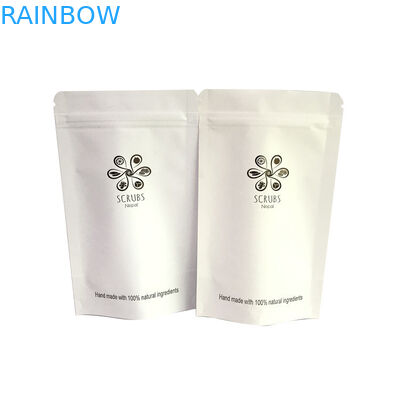 クラフト紙のコーヒー包装袋はコーヒー包装のための袋の上に立つ