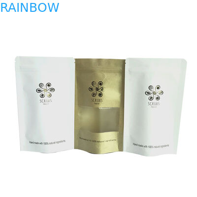 クラフト紙のコーヒー包装袋はコーヒー包装のための袋の上に立つ