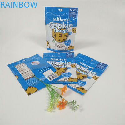 カスタマイズされた無光沢のResealableアルミ ホイル包装袋は袋の食品包装袋の上に立つ