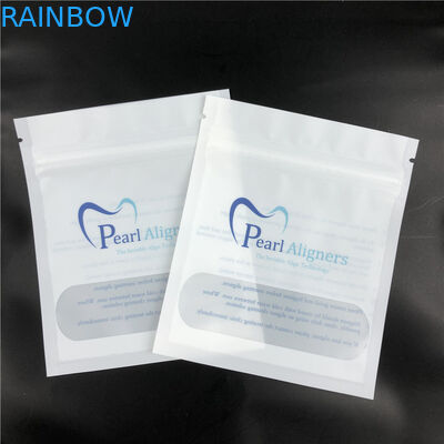 歯科支柱はアライナを真珠で飾るマイラーのジッパー袋がクラフトVMPETを通して見る