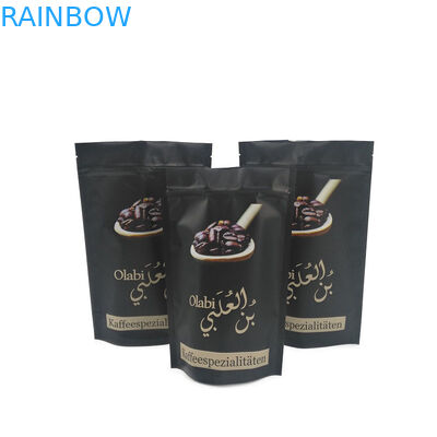 インド大麻のチョコレート・バー包装袋のアルミ ホイルDoypackはロゴの袋の上に立つ