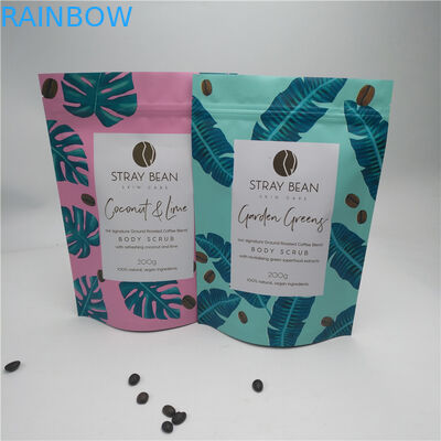 インド大麻のチョコレート・バー包装袋のアルミ ホイルDoypackはロゴの袋の上に立つ