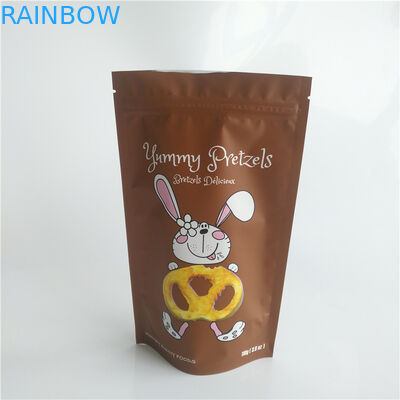 Marjuanaマイラーは袋の食品等級CMYK色のZiplockによってカスタマイズされるロゴの上に立つ