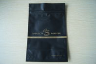 コーヒー豆包む包装の無光沢の黒いホイルの袋はガスを抜く弁を立てます