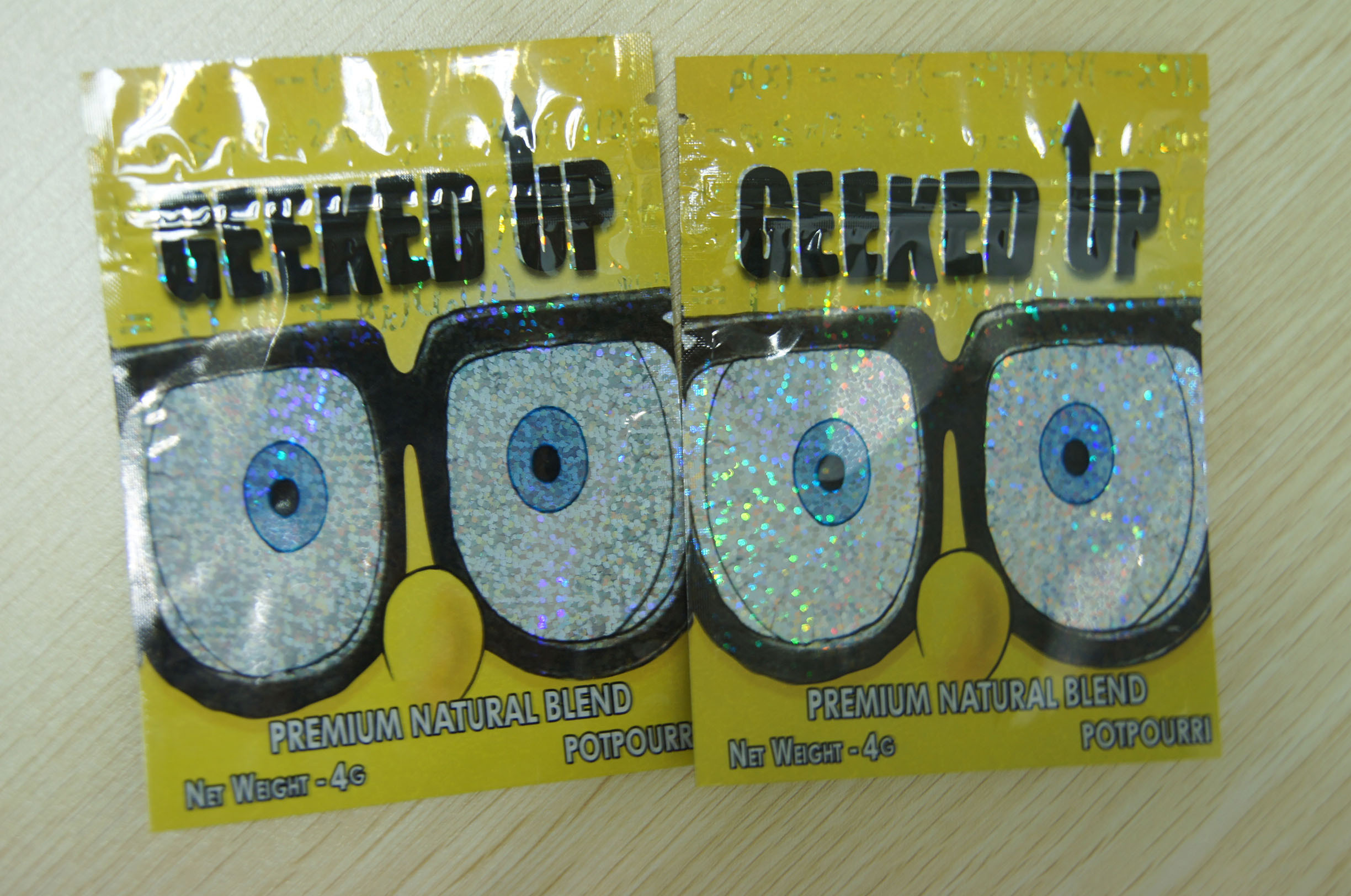 4g レーザーのフィルムのプラスチック GEEKED を包むジップ ロック式の草の香は黄色を持ち上げます