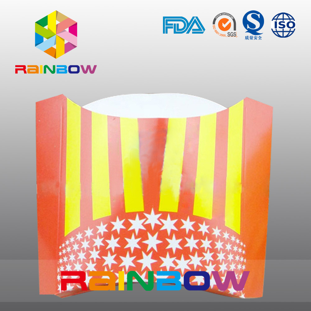 生物分解性使い捨て可能な紙箱のフライ ドポテトの包装を取り除いて下さい