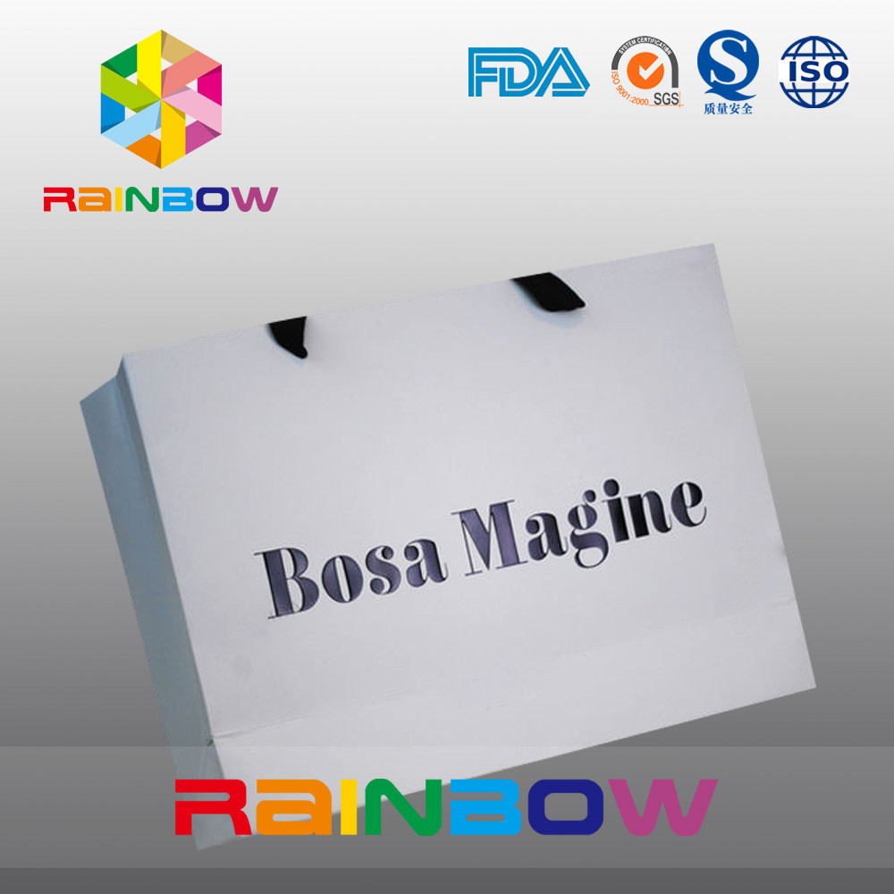 服装の包装のためのハンドルが付いている環境友好的なカスタマイズされた紙袋