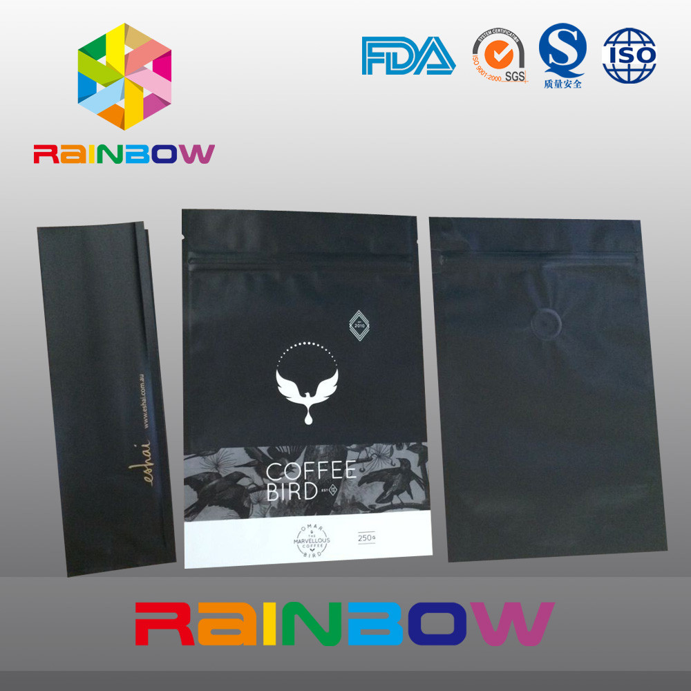 弁を草でおおうことのマットの黒い組置き活字コーヒー豆ホイルの袋の包装袋