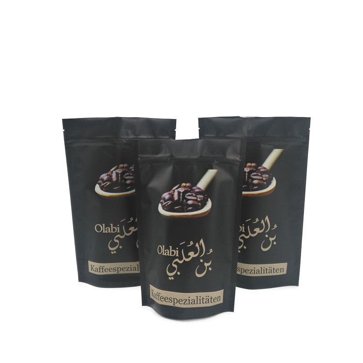 インド大麻のチョコレート・バー包装袋のアルミ ホイルDoypackはロゴの袋の上に立つ