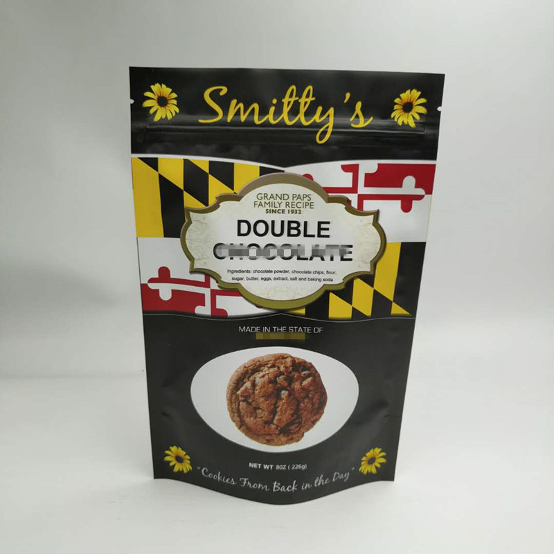 ジッパーが付いている3側面のシールの丸かどを包む軽食袋を立てて下さい