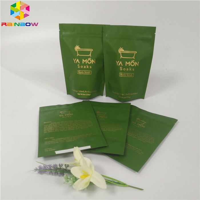 塩ホイルの袋の包装のジッパーの上はジップ ロック式のバス ソルト袋のアルミ ホイルを立てます