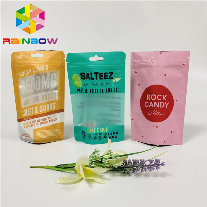 薄板になる食品等級のプラスチック袋の包装はジッパーの袋によってカスタマイズされるロゴを立てます