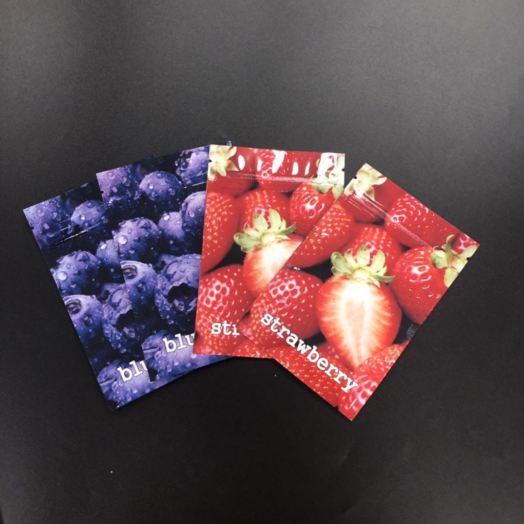 印刷された3側面を書類封筒の習慣を包むホイルによって並べられた光沢のある物質的な草の香は密封しました