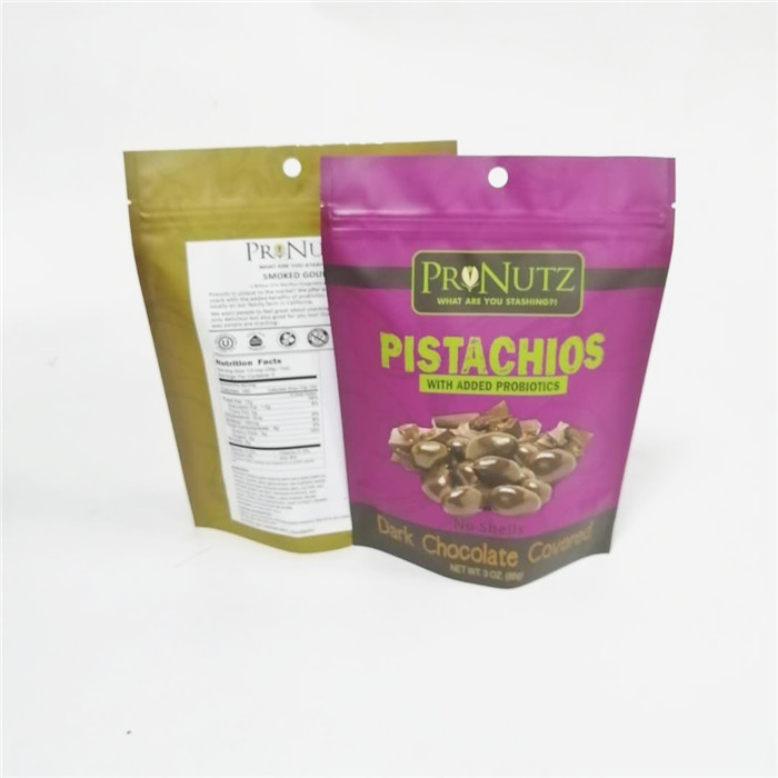 薄板にされたプラスチック袋の上のくだらない袋のカシュー ナッツの包装の立場